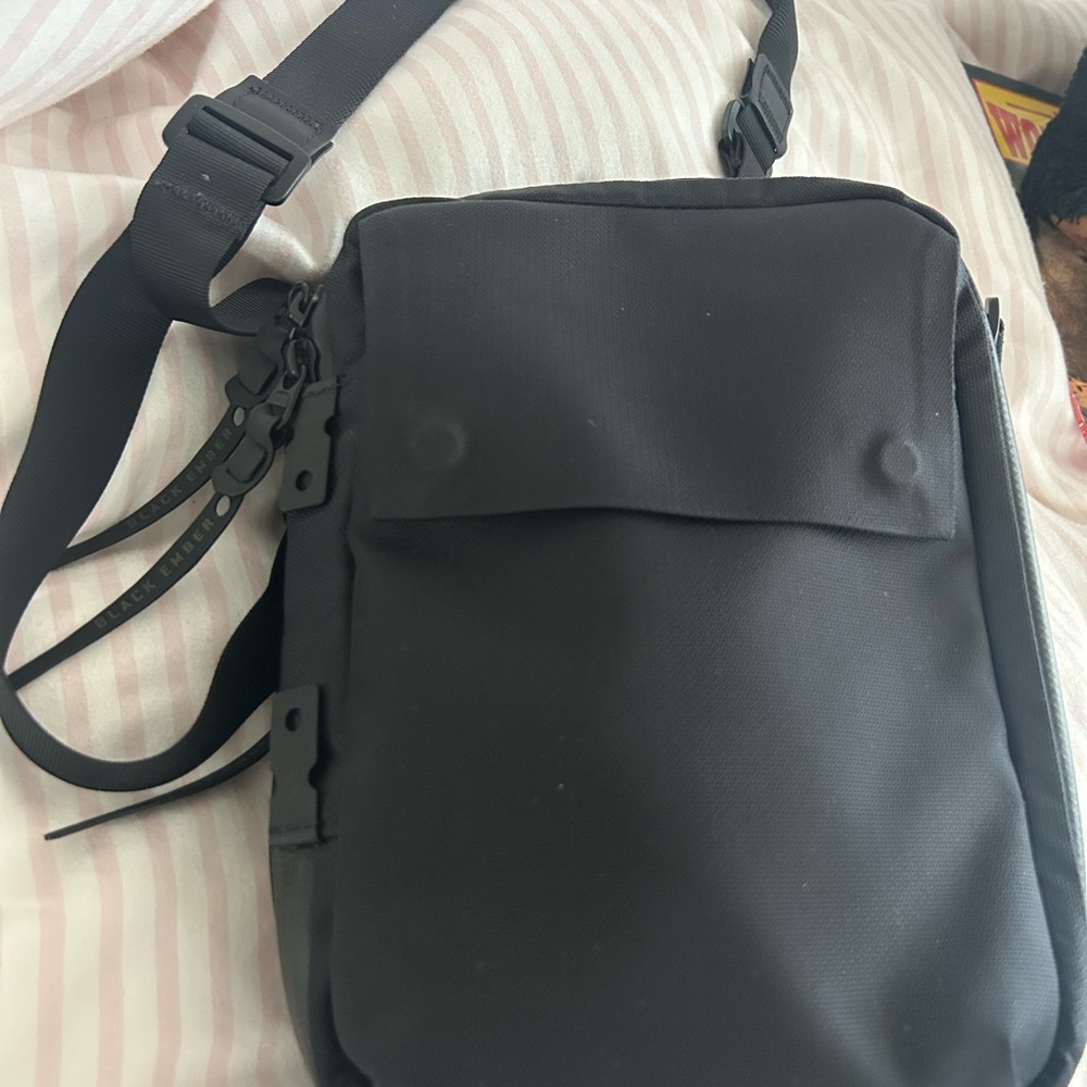 Black Ember Kompak 5L crossbody